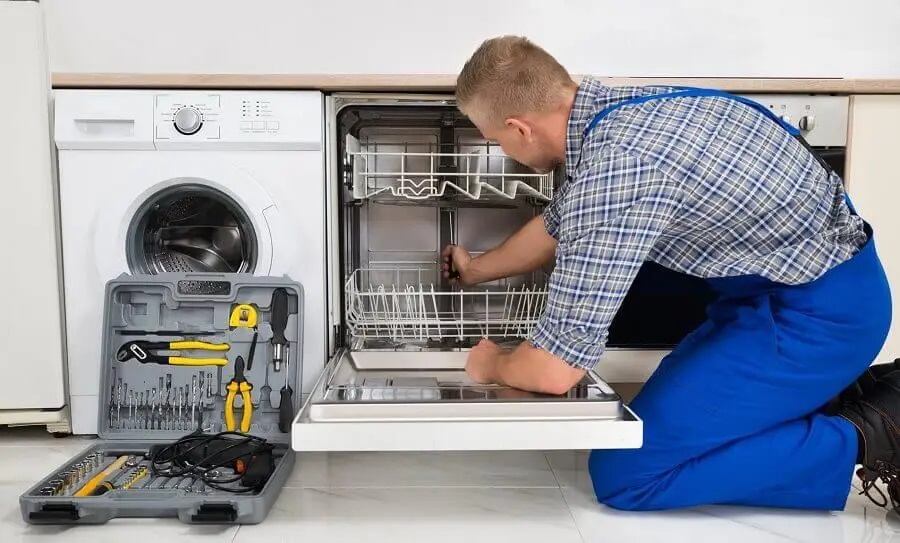 Beydağ Hotpoint servisi teknisyen ekibi beyaz eşya tamiri yaparken